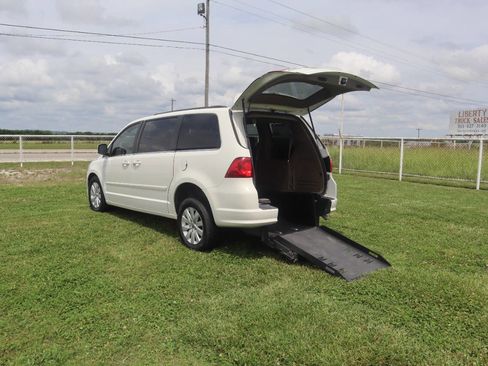 Used 2012 Volkswagen Routan SEL FWD image 20