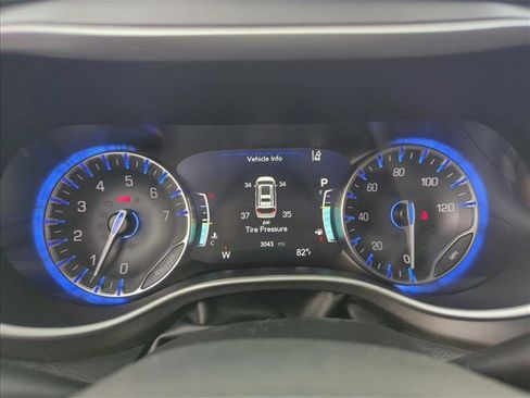 Used 2025 Chrysler Pacifica Select image 10