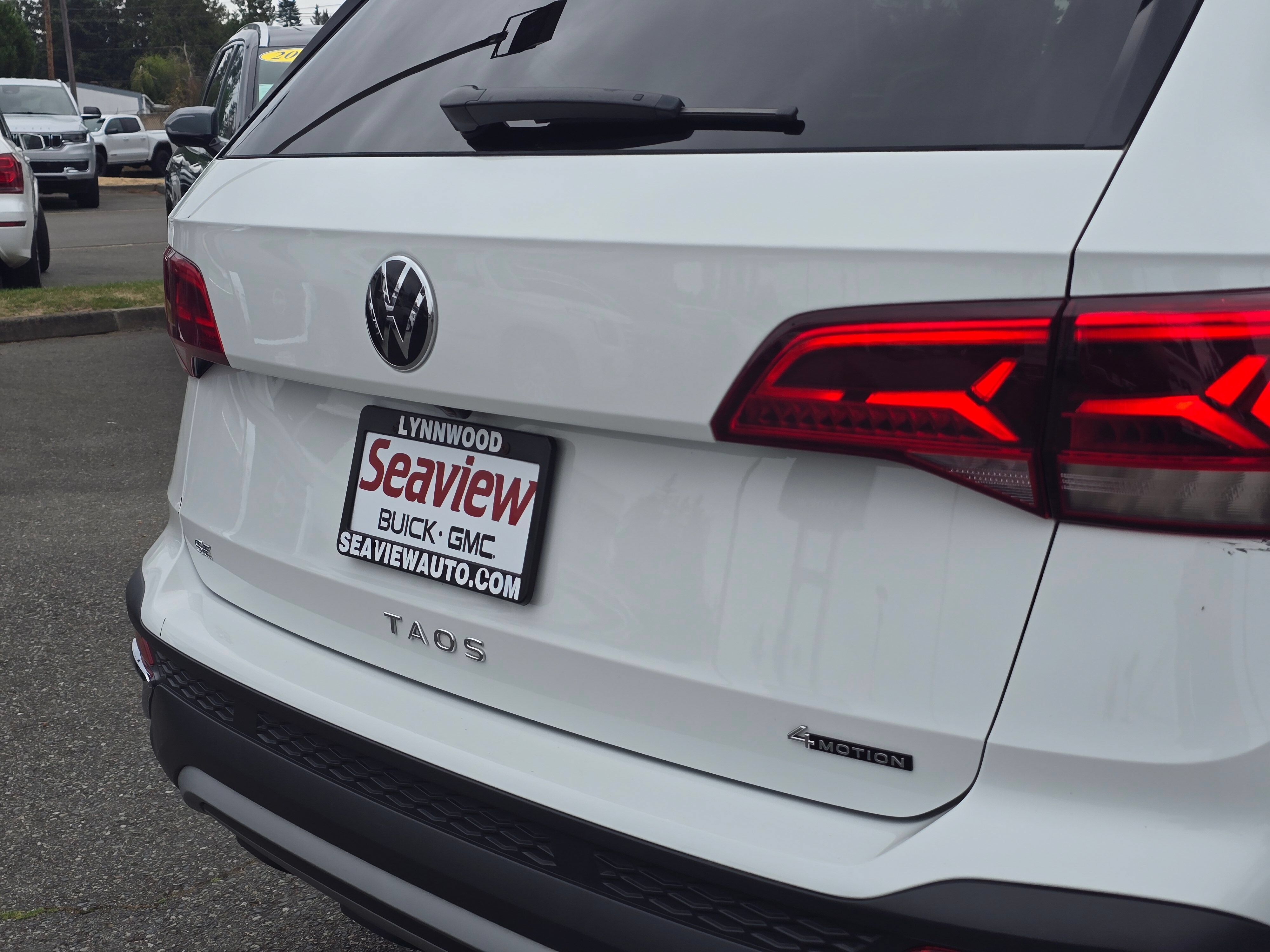 Used 2024 Volkswagen Taos SE w/ Panoramic Sunroof Package AWD/4WD image 13