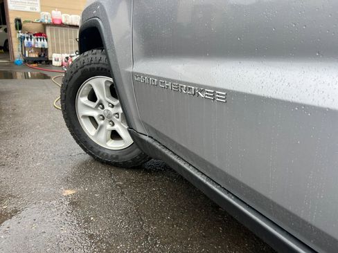 Used 2016 Jeep Grand Cherokee Laredo image 28