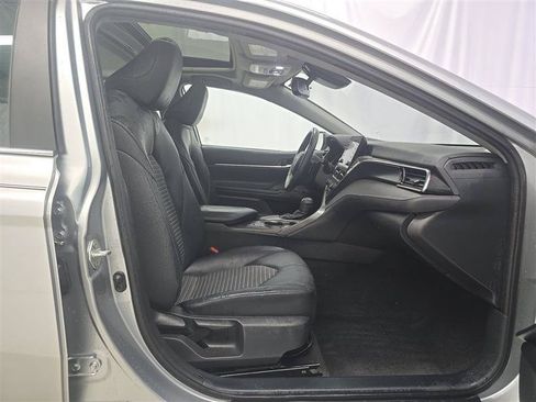 Used 2021 Toyota Camry SE w/ Cold Weather Package FWD image 11