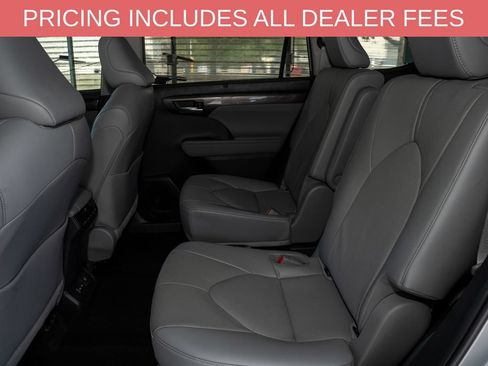 Used 2023 Toyota Highlander Limited FWD image 9