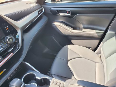 Used 2025 Toyota Highlander XLE image 27