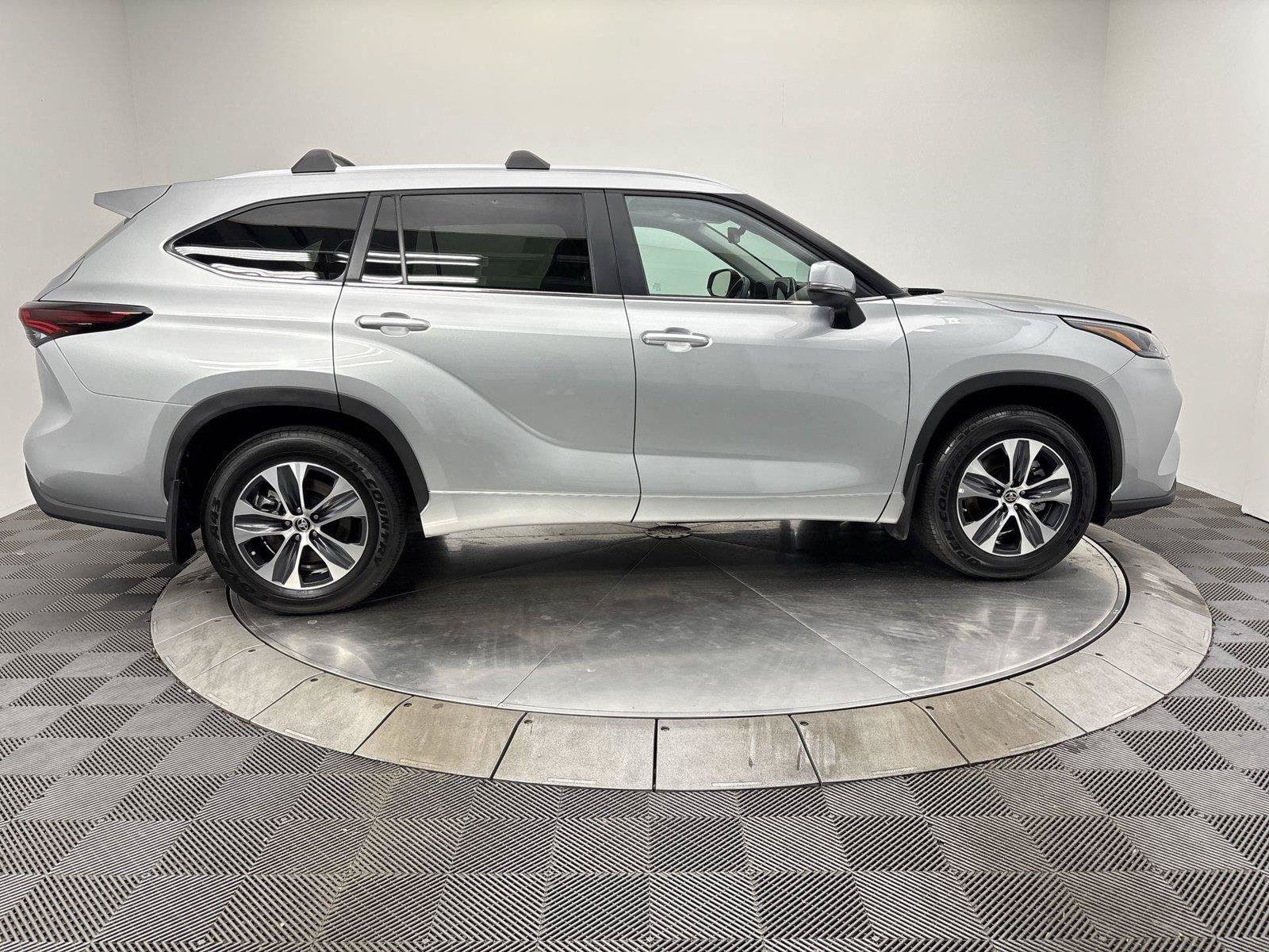 Used 2024 Toyota Highlander XLE AWD/4WD image 17