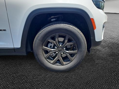 Used 2024 Jeep Grand Cherokee Altitude AWD/4WD image 11