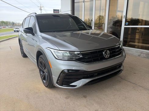 Used 2023 Volkswagen Tiguan SE R-Line FWD image 4