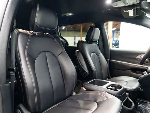 Used 2025 Chrysler Pacifica Select FWD image 28