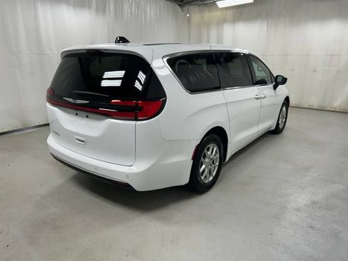 Used 2025 Chrysler Pacifica Select FWD image 4