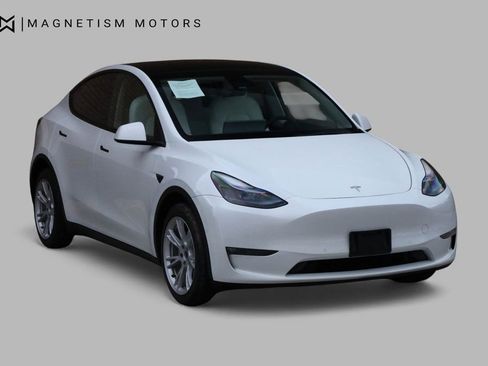 Used 2022 Tesla Model Y Long Range image 4