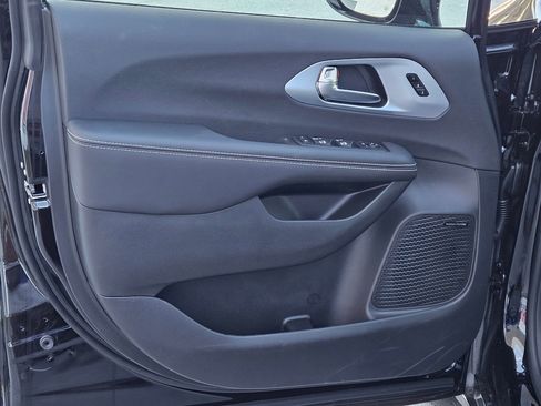 New 2026 Chrysler Pacifica Limited w/ Uconnect Theater Family Group image 15