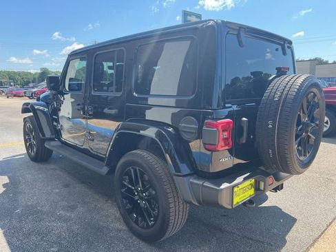 Used 2021 Jeep Wrangler Unlimited Sahara w/ Cold Weather Group AWD/4WD image 10