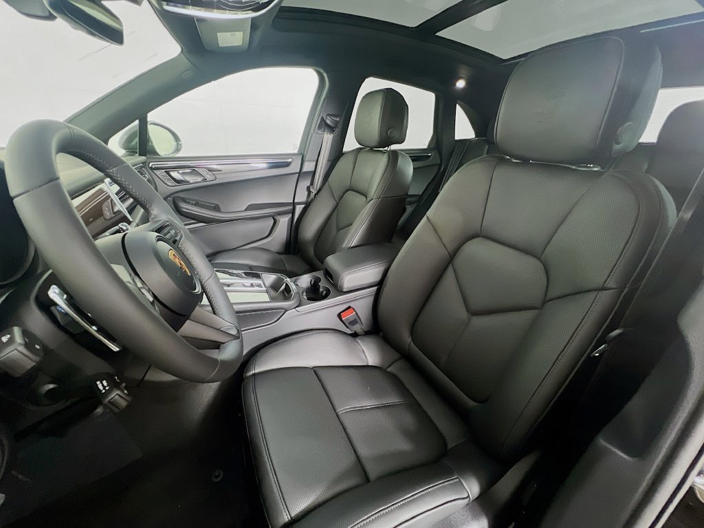 Certified 2026 Porsche Macan AWD/4WD image 5