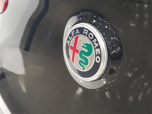 Used 2023 Alfa Romeo Stelvio Ti image 7