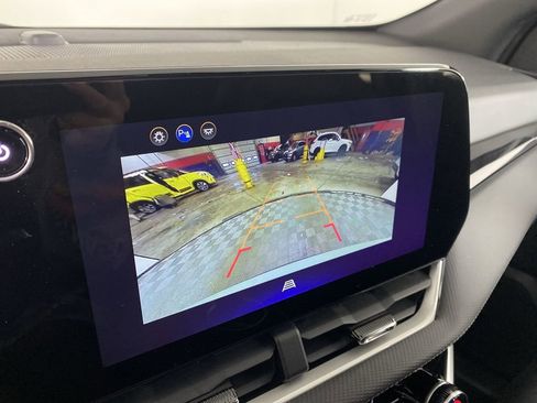 Used 2025 Chevrolet Equinox LT w/ Convenience Package II image 18