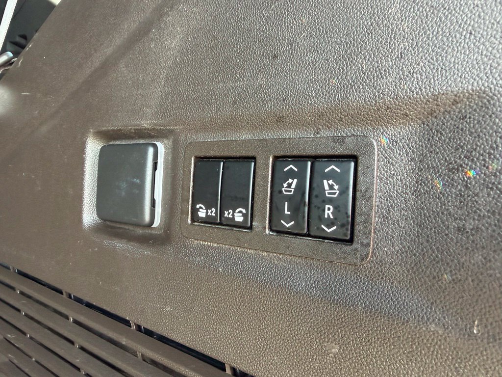 Used 2022 GMC Yukon SLT w/ SLT Luxury Package AWD/4WD image 17
