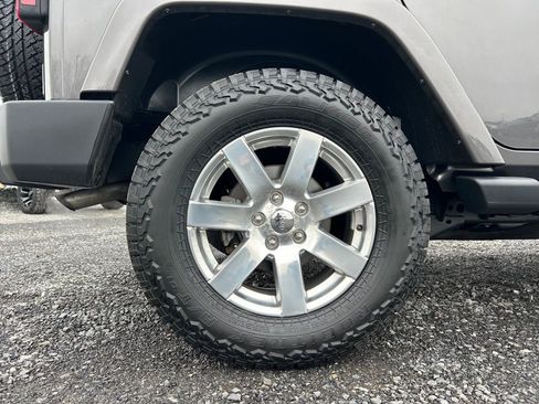 Used 2017 Jeep Wrangler Unlimited Sahara w/ Connectivity Group image 18