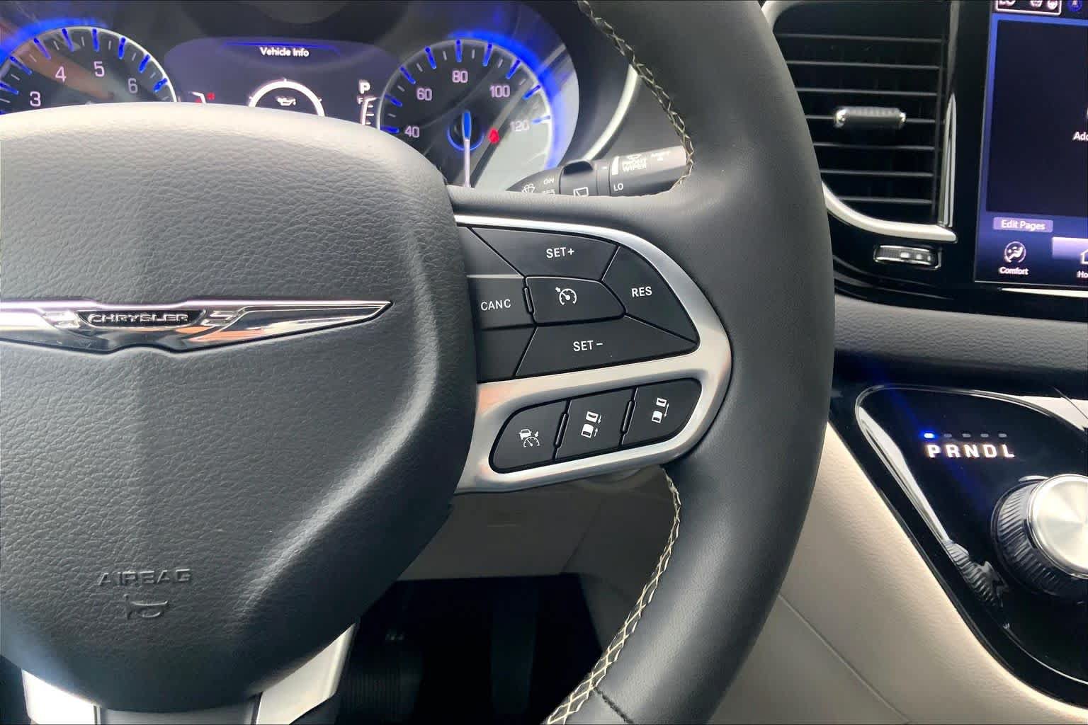 Used 2024 Chrysler Pacifica Touring-L FWD image 23
