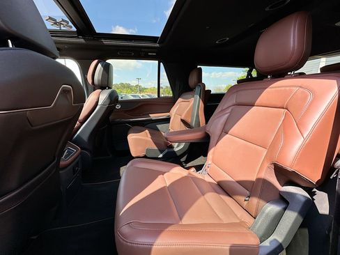 New 2026 Lincoln Navigator L Reserve AWD/4WD image 4