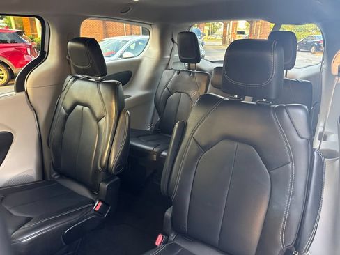 Used 2023 Chrysler Pacifica Touring-L FWD image 34