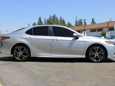 Used 2018 Toyota Camry SE FWD image 36