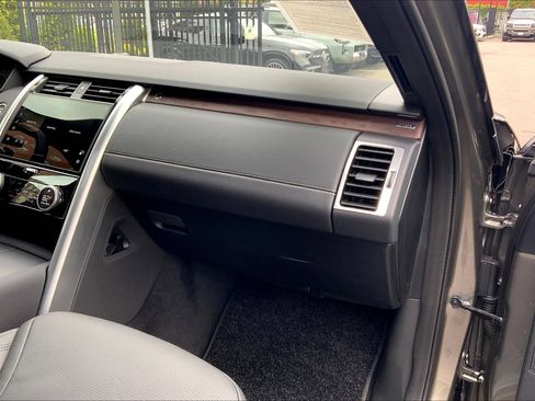Certified 2025 Land Rover Discovery Dynamic SE AWD/4WD image 18