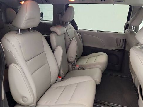 Used 2020 Toyota Sienna XLE w/ Carpet Mat Package image 23
