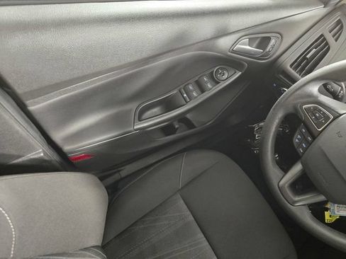 Used 2018 Ford Focus SE FWD image 30