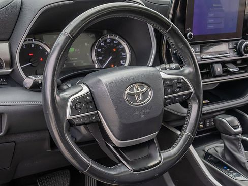 Used 2023 Toyota Highlander XLE image 25