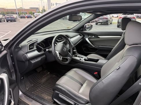 Used 2017 Honda Civic Touring image 4