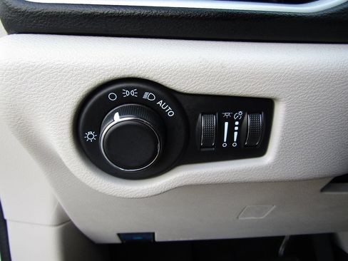 Used 2022 Chrysler Voyager LX FWD image 13