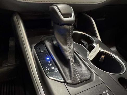 Used 2022 Toyota Highlander XLE AWD/4WD image 25