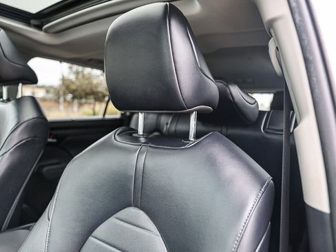 Used 2023 Toyota Highlander XLE FWD image 19
