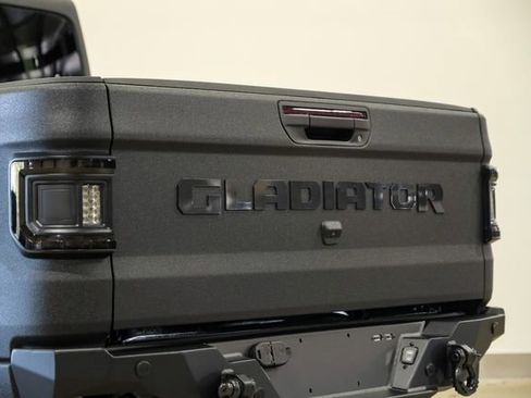 Used 2025 Jeep Gladiator Sport image 6