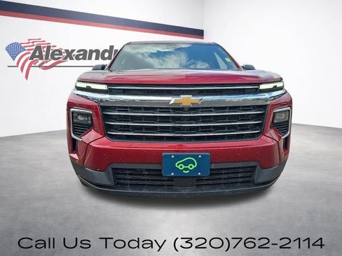 Used 2025 Chevrolet Traverse LT w/ Driver Confidence Package AWD/4WD image 2