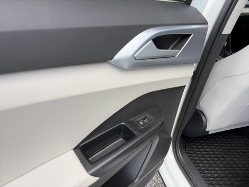 Certified 2025 Volkswagen Taos SE FWD image 19