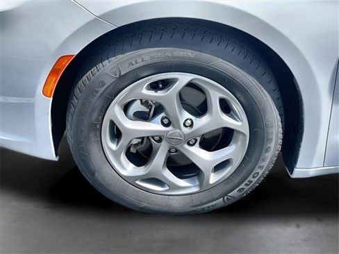 Used 2023 Chrysler Pacifica Limited image 8