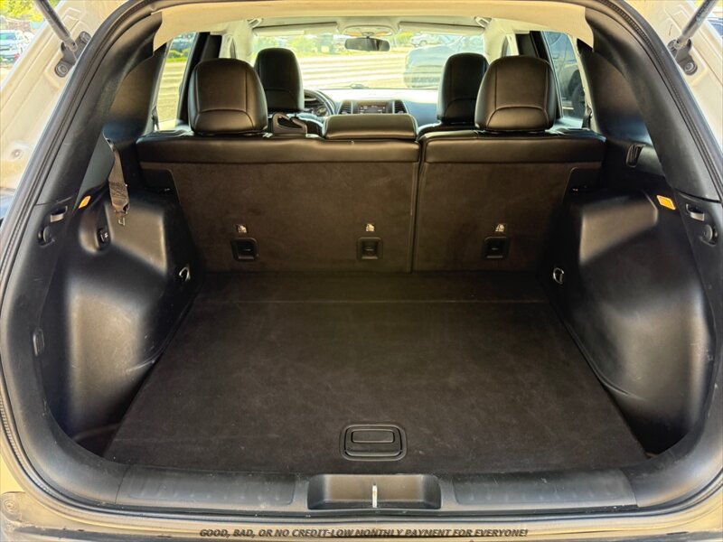 Used 2019 Jeep Cherokee Latitude Plus AWD/4WD image 16