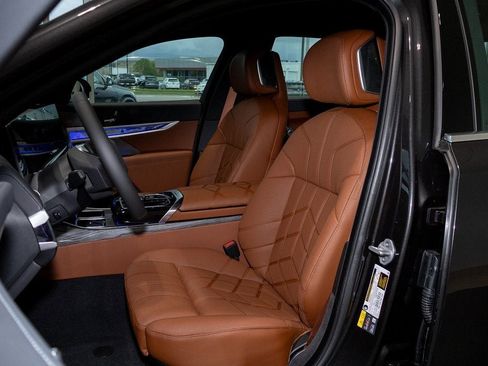 Used 2025 BMW i7 eDrive50 w/ Premium Package image 34