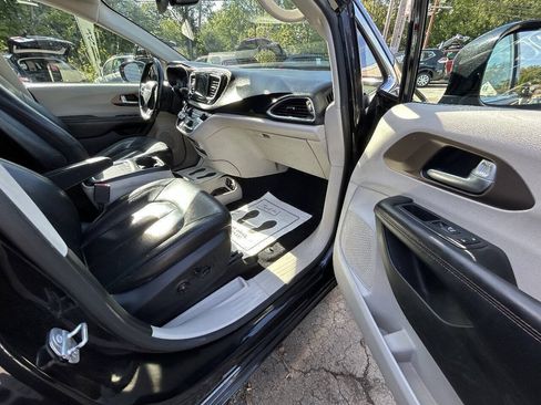 Used 2017 Chrysler Pacifica Touring-L Plus FWD image 10