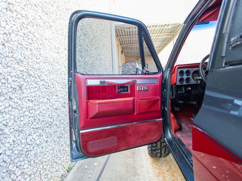 Used 1990 GMC Jimmy 4WD 6.0L LS Engine - Custom Bu image 20