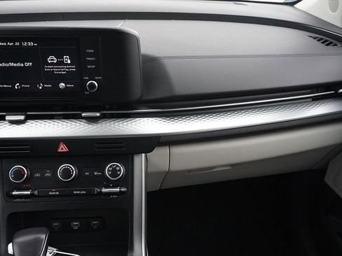 Used 2024 Kia Carnival LX FWD image 31