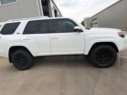 Used 2018 Toyota 4Runner SR5 AWD/4WD image 3