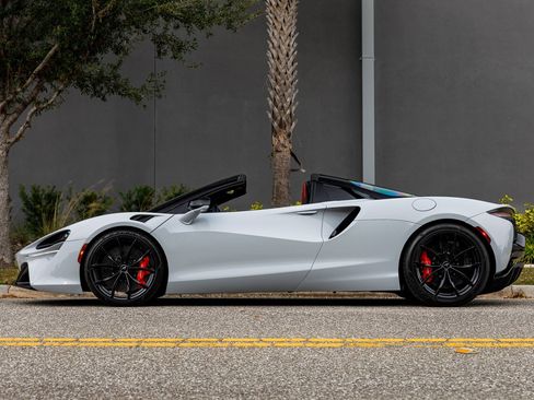 Used 2025 McLaren Artura Spider image 24