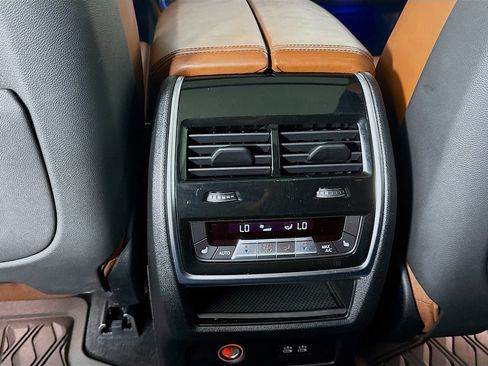 Used 2021 BMW X7 M50i w/ Dynamic Handling Package AWD/4WD image 27