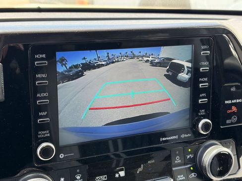 Used 2021 Toyota Highlander XLE AWD/4WD image 10