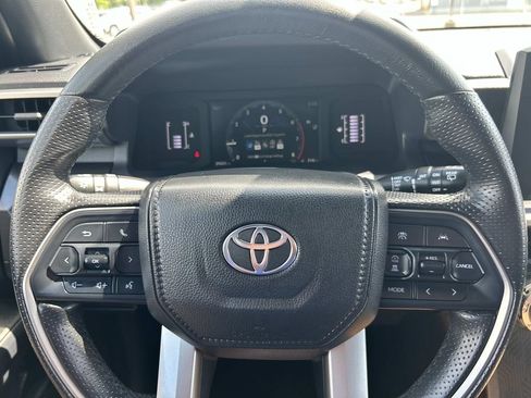 Used 2025 Toyota 4Runner SR5 AWD/4WD image 34