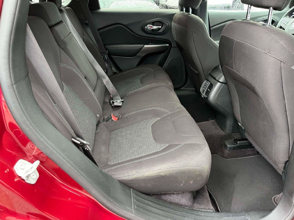 Used 2019 Jeep Cherokee Latitude w/ Popular Appearance Group FWD image 9