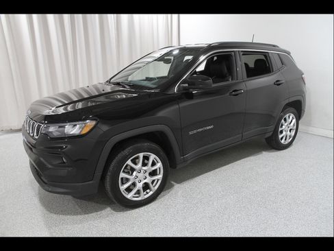 Used 2023 Jeep Compass Latitude AWD/4WD image 3