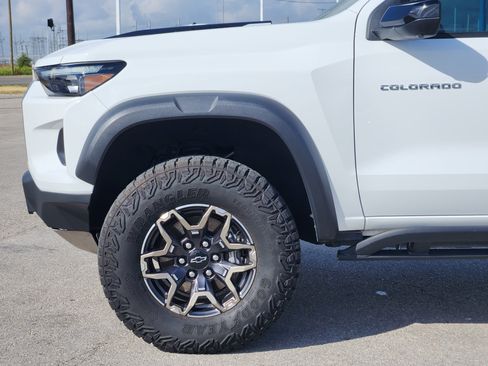 Used 2026 Chevrolet Colorado ZR2 w/ Technology Package AWD/4WD image 9