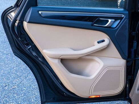 Used 2018 Porsche Macan image 30